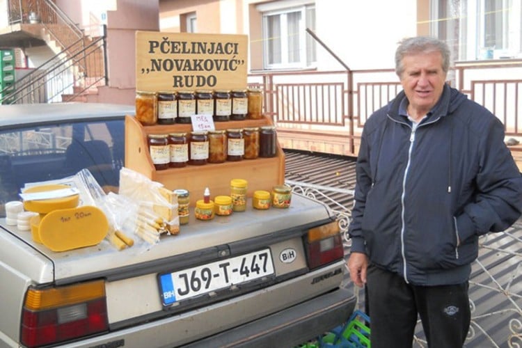 ПУТУЈ ЦВИЈЕТНИМ НЕБЕСКИМ ЛИВАДАМА НАШ ПЧЕЛАРУ БОГДАНЕ ПУТУЈ ЦВИЈЕТНИМ НЕБЕСКИМ ЛИВАДАМА НАШ ПЧЕЛАРУ БОГДАНЕ