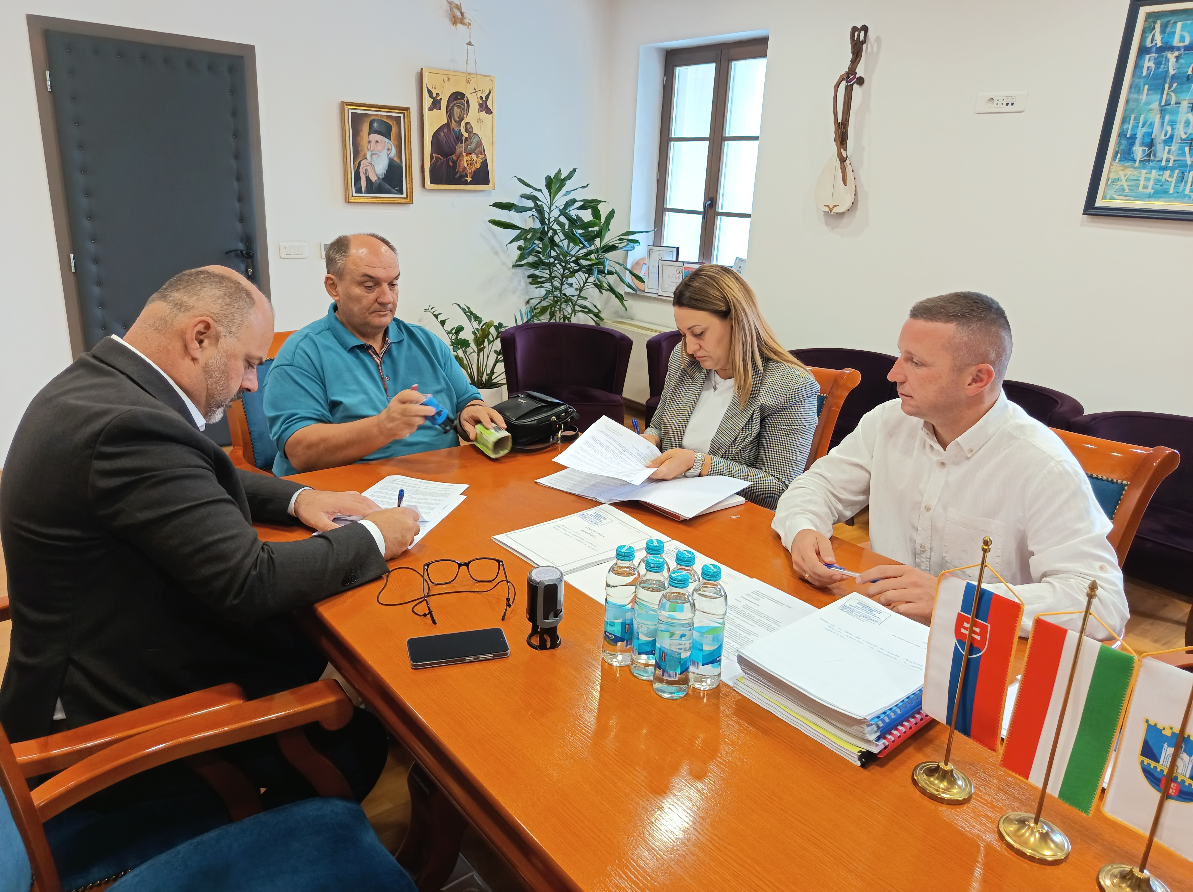 ПОТПИСАНИ УГОВОРИ СА УДРУЖЕЊИМА И НВО ЗА ПРОЈЕКТНА ФИНАНСИРАЊА ПОТПИСАНИ УГОВОРИ СА УДРУЖЕЊИМА И НВО ЗА ПРОЈЕКТНА ФИНАНСИРАЊА